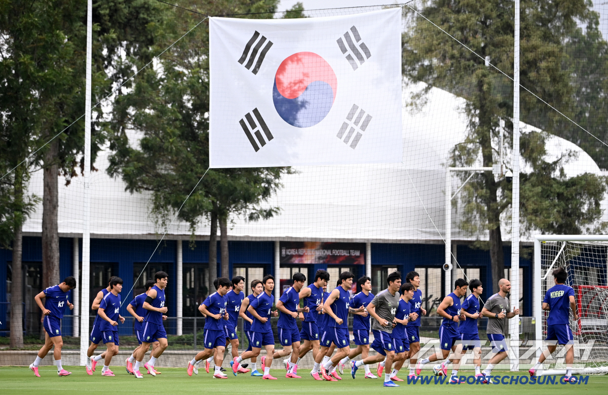 9일(한국시각) 멕시코 과달라하라 인근 사포판 월드컵대표팀 베이스캠프 훈련장 치바스 베르데 바예에서 진행된 대한민국 월드컵 대표팀의 공식 훈련. 선수들이 러닝으로 몸을 풀고 있다. 사포판(멕시코)=허상욱 기자 wook@sportschosun.com/2026.06.09/