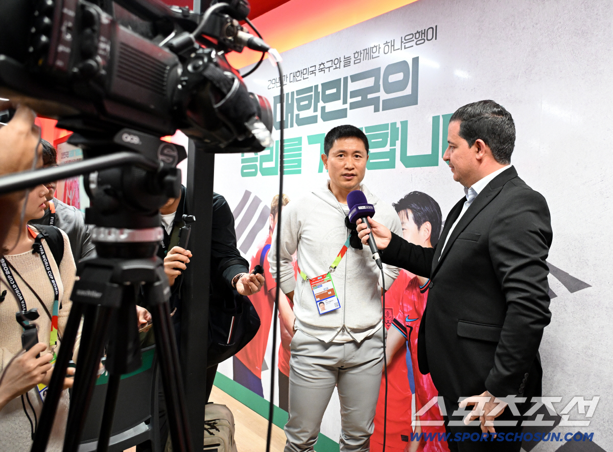 9일(한국시각) 멕시코 과달라하라 인근 사포판 월드컵대표팀 베이스캠프 훈련장 치바스 베르데 바예에서 진행된 대한민국 월드컵 대표팀의 공식 훈련. 훈련장을 찾은 이영표 해설위원이 현지 방송사와 인터뷰를 하고 있다. 사포판(멕시코)=허상욱 기자 wook@sportschosun.com/2026.06.09/