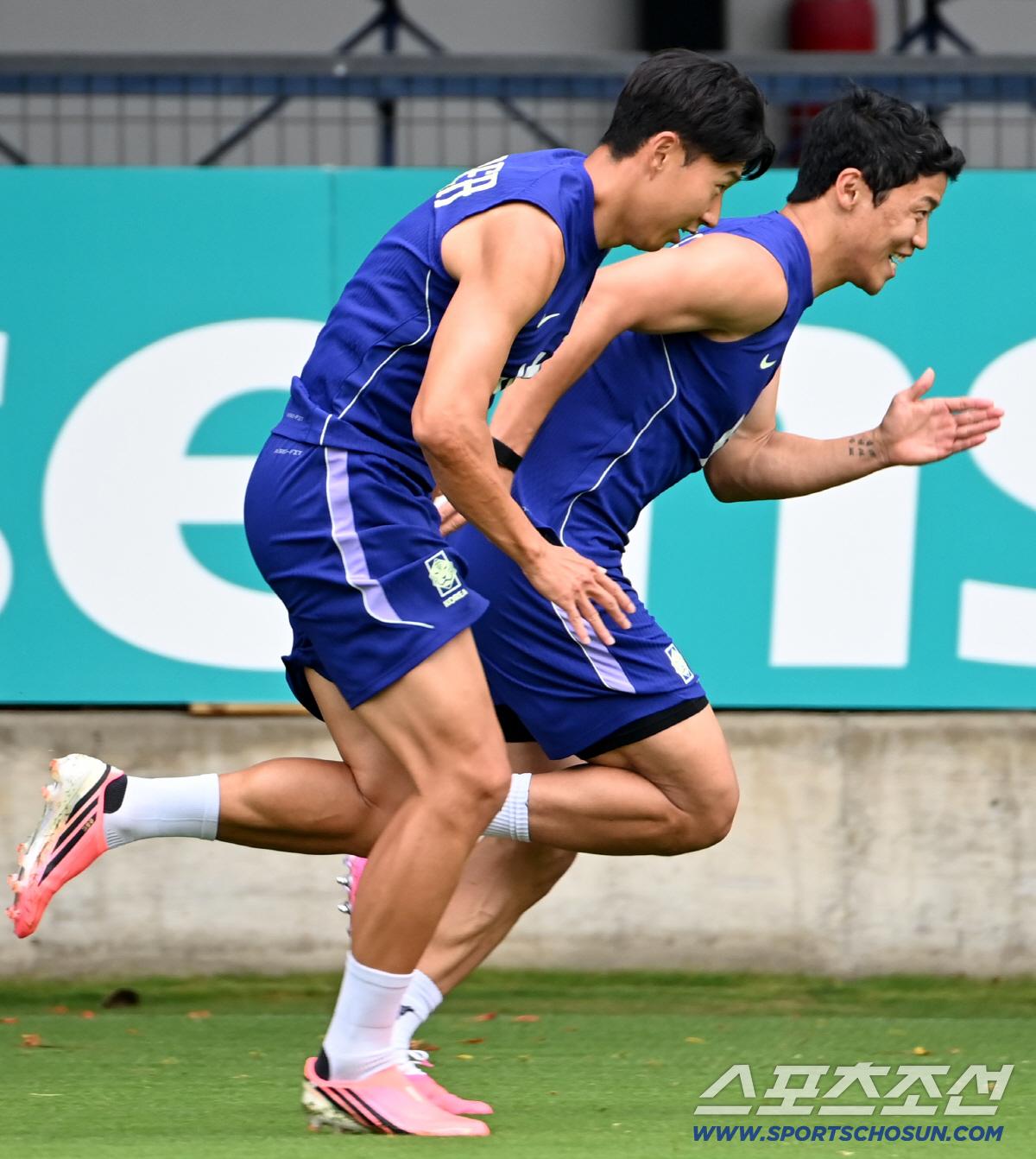 9일(한국시각) 멕시코 과달라하라 인근 사포판 월드컵대표팀 베이스캠프 훈련장 치바스 베르데 바예에서 진행된 대한민국 월드컵 대표팀의 공식 훈련. 손흥민 황희찬이 질주하고 있다. 사포판(멕시코)=허상욱 기자 wook@sportschosun.com/2026.06.09/