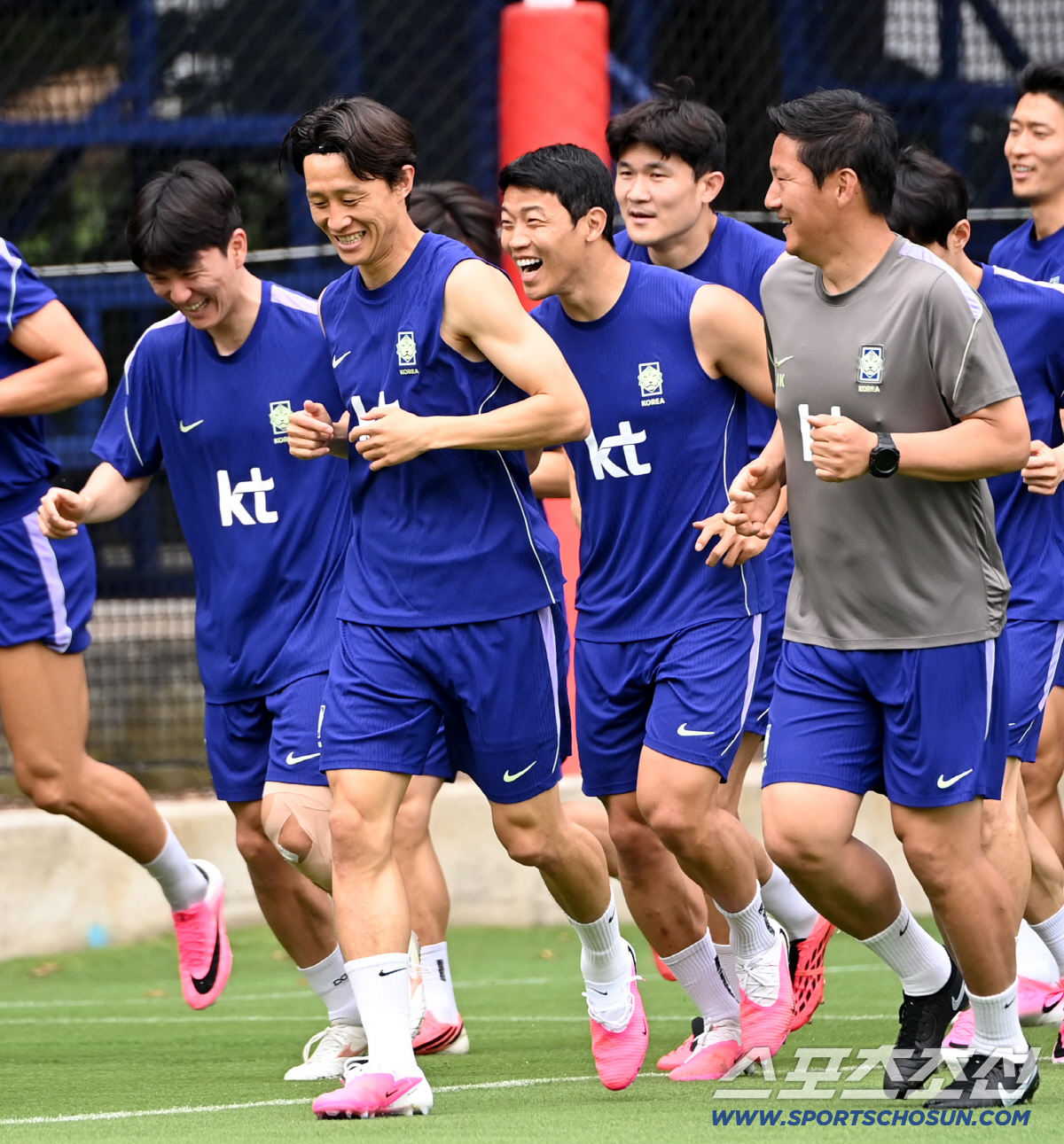 8일(한국시각) 멕시코 과달라하라 인근 사포판 월드컵대표팀 베이스캠프 훈련장 치바스 베르데 바예에서 진행된 대한민국 월드컵 대표팀의 공식 훈련, 황인범 이재성 황희찬 김진규 코치가 러닝을 하며 미소짓고 있다. 사포판(멕시코)=허상욱 기자 wook@sportschosun.com/2026.06.08/