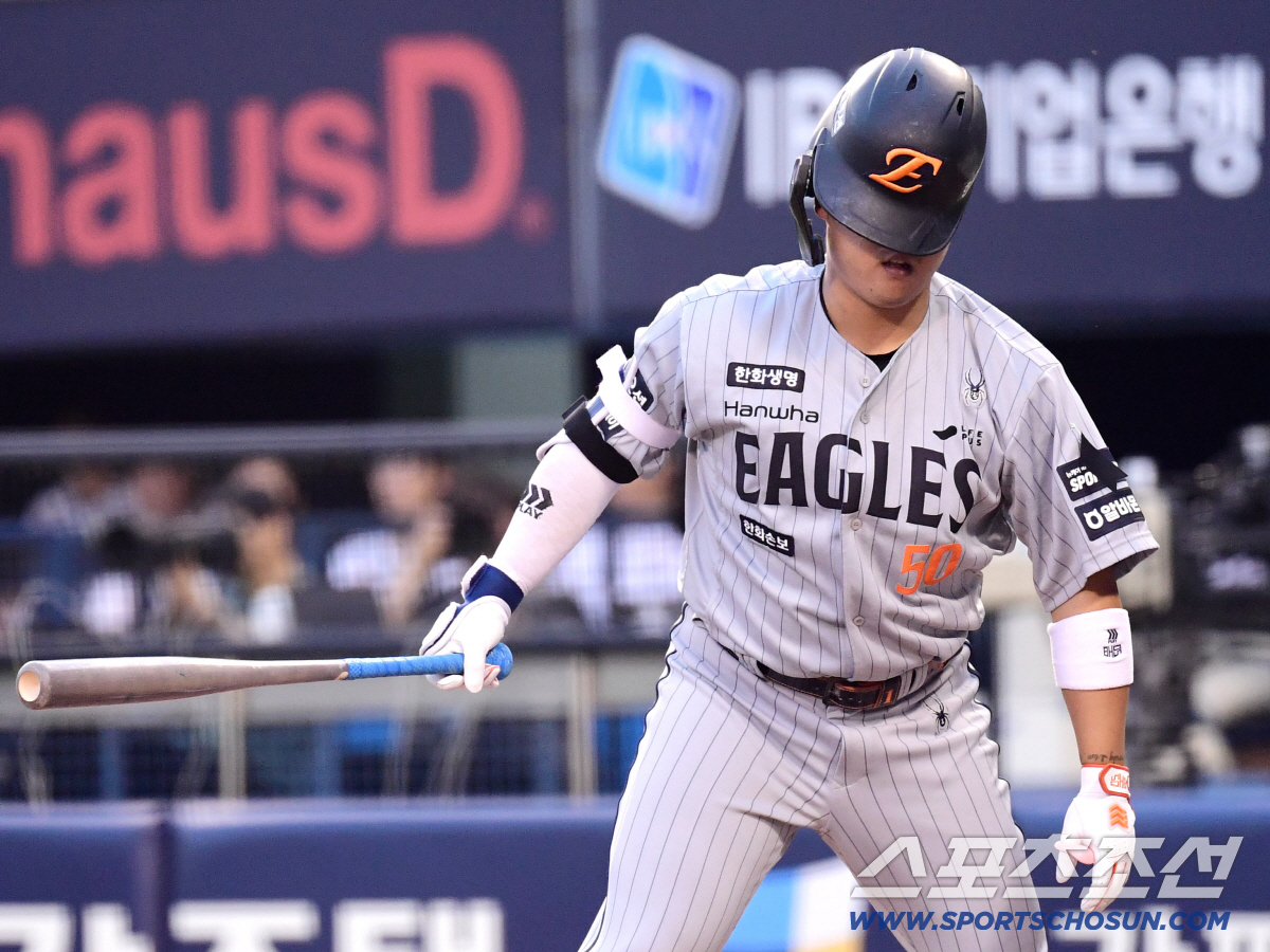 지난 2일 두산전 4회초 2사 1루에서 헛스윙 삼진을 당하고 있는 강백호. 한화는 강백호 페라자 두 명이 3할 타율을 기록 중이다. 송정헌 기자