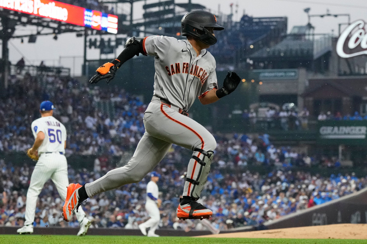 San Francisco Giants' Jung Hoo Lee, of South Korea, runs after hitting a one-run single during the first inning of a baseball game against the Chicago Cubs in Chicago, Sunday, June 7, 2026. (AP Photo/Nam Y. Huh)