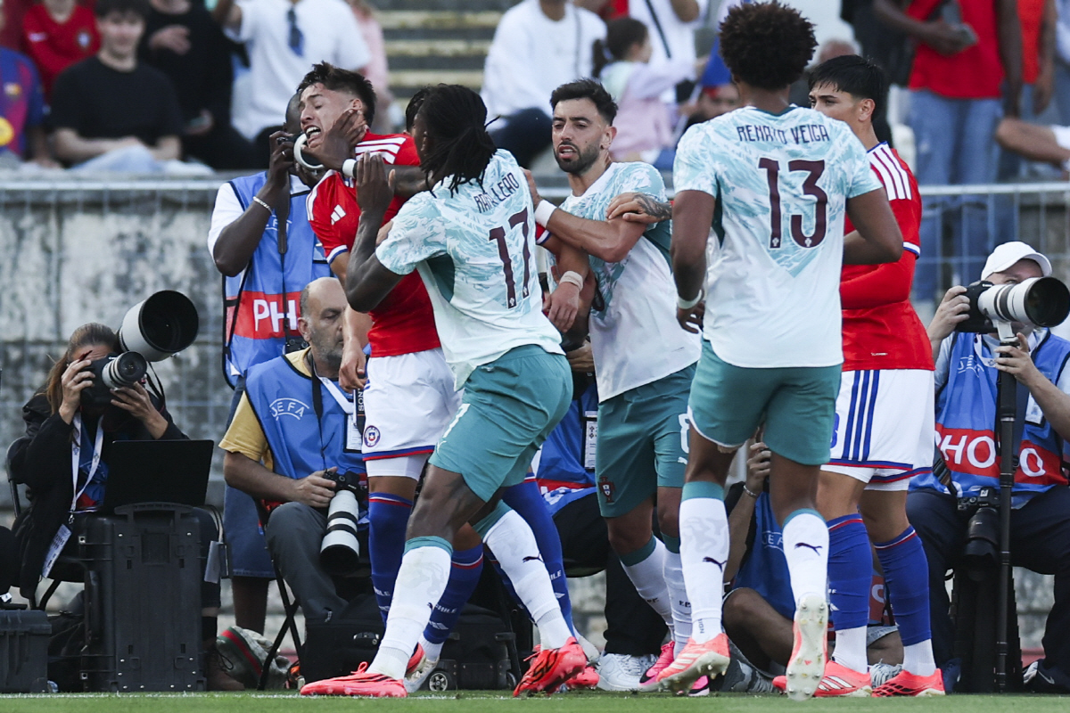 epa13021013 Portugal player Rafael Leao (2-L) and Chile player Ivan Roman (L) argue and are sent off during the international soccer friendly match Portugal against Chile held at National Stadium, in Oeiras, Portugal, 06 June 2026. EPA/JOSE SENA GOULAO