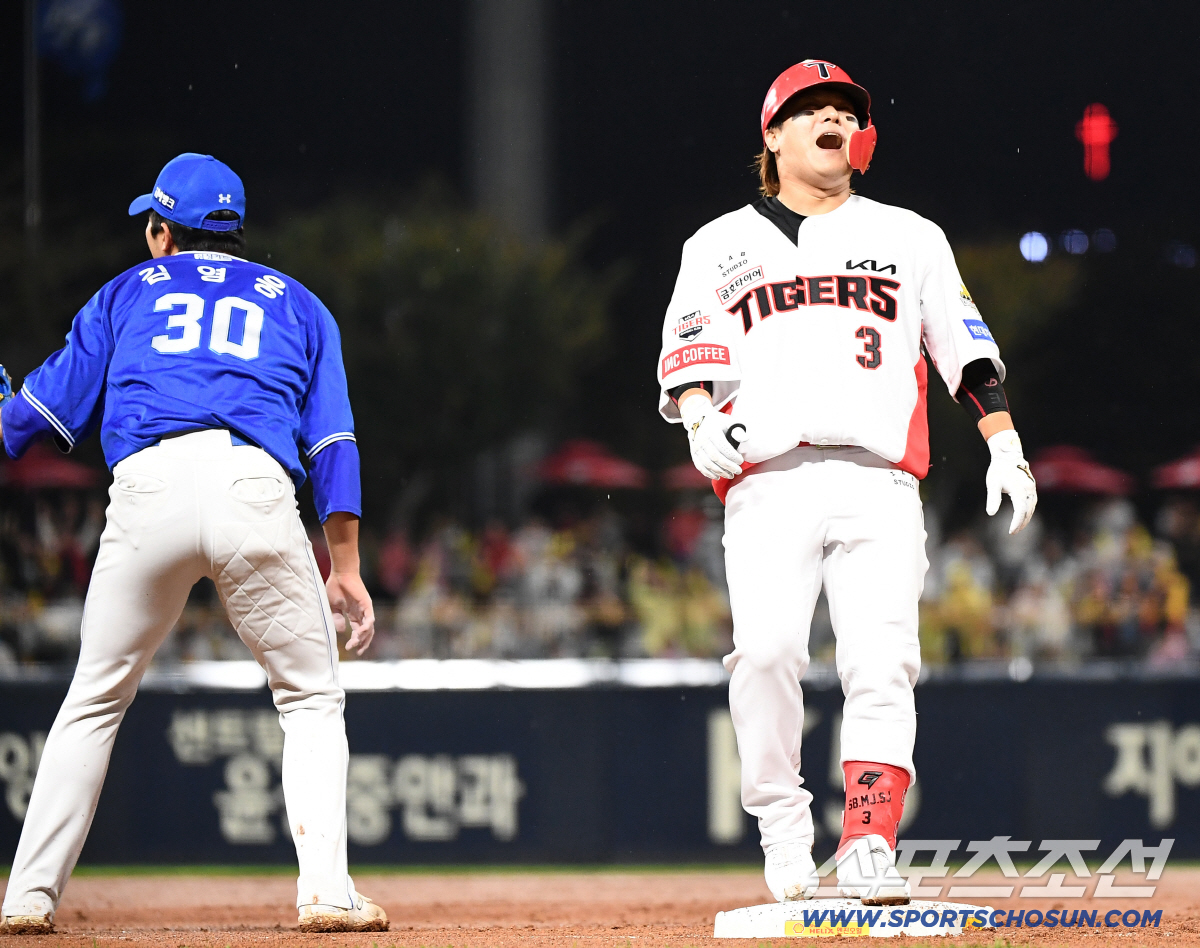 21일 광주 기아 챔피언스필드에서 열린 삼성과 KIA의 한국시리즈 1차전. 2회말 2사 김선빈이 좌측 펜스 상단에 맞는 3루타를 친 후 아쉬워하고 있다. 광주=정재근 기자 cjg@sportschosun.com/2024.10.21/