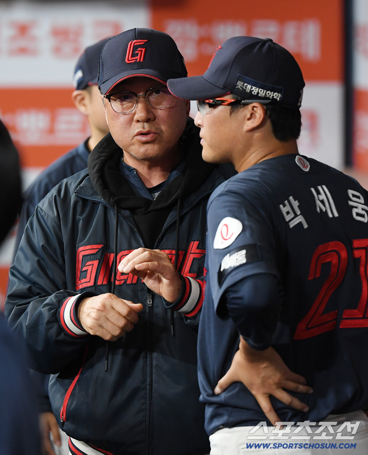 12일 서울 고척스카이돔에서 열린 롯데-키움전. 6회까지 2실점으로 호투한 박세웅에게 김상진 코치가 조언하고 있다. 고척=정재근 기자 cjg@sportschosun.com/2026.4.12/
