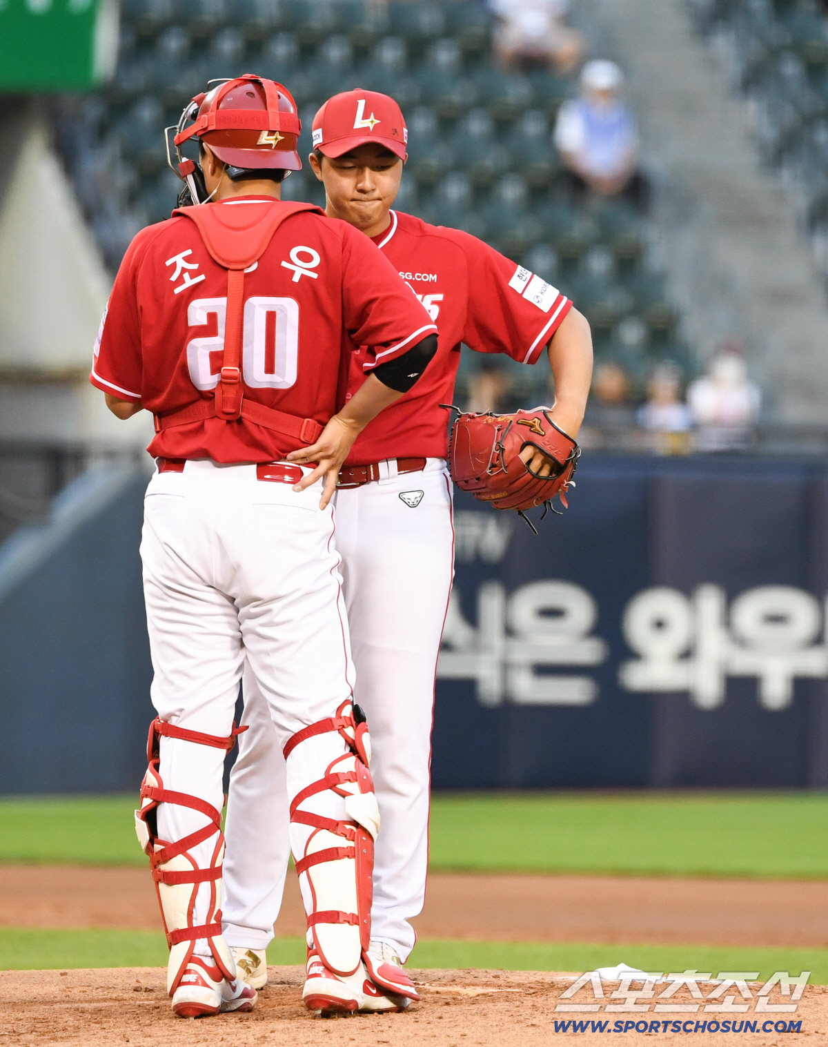 9일 잠실구장에서 열린 LG와 SSG의 경기. SSG 포수 조형우와 선발 김민준이 대화를 나누고 있다. 잠실=박재만 기자 pjm@sportschosun.com/2026.06.09/