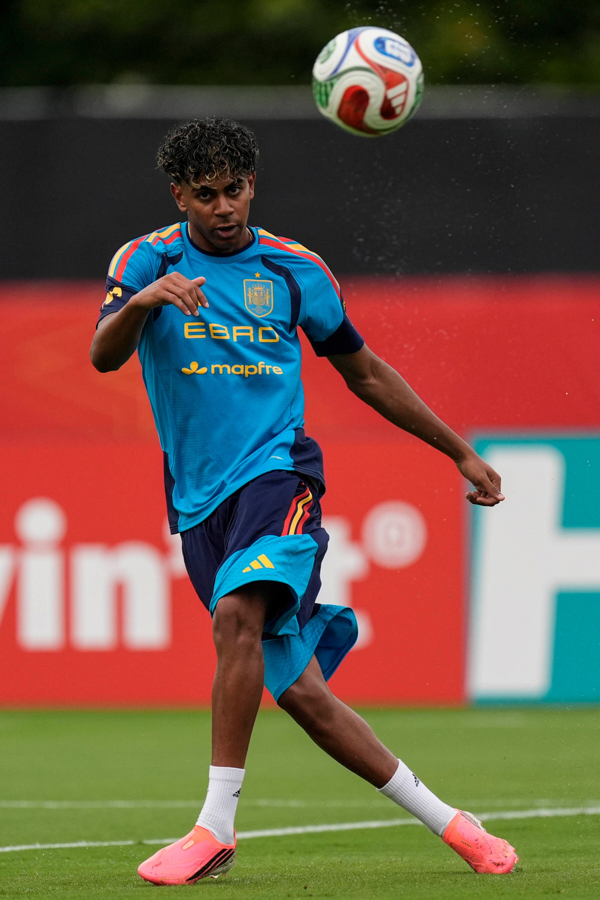 Spain's Lamine Yamal works out during a training session, Saturday, June 6, 2026, in Chattanooga, Tenn., ahead of the World Cup soccer tournament. (AP Photo/Mike Stewart)