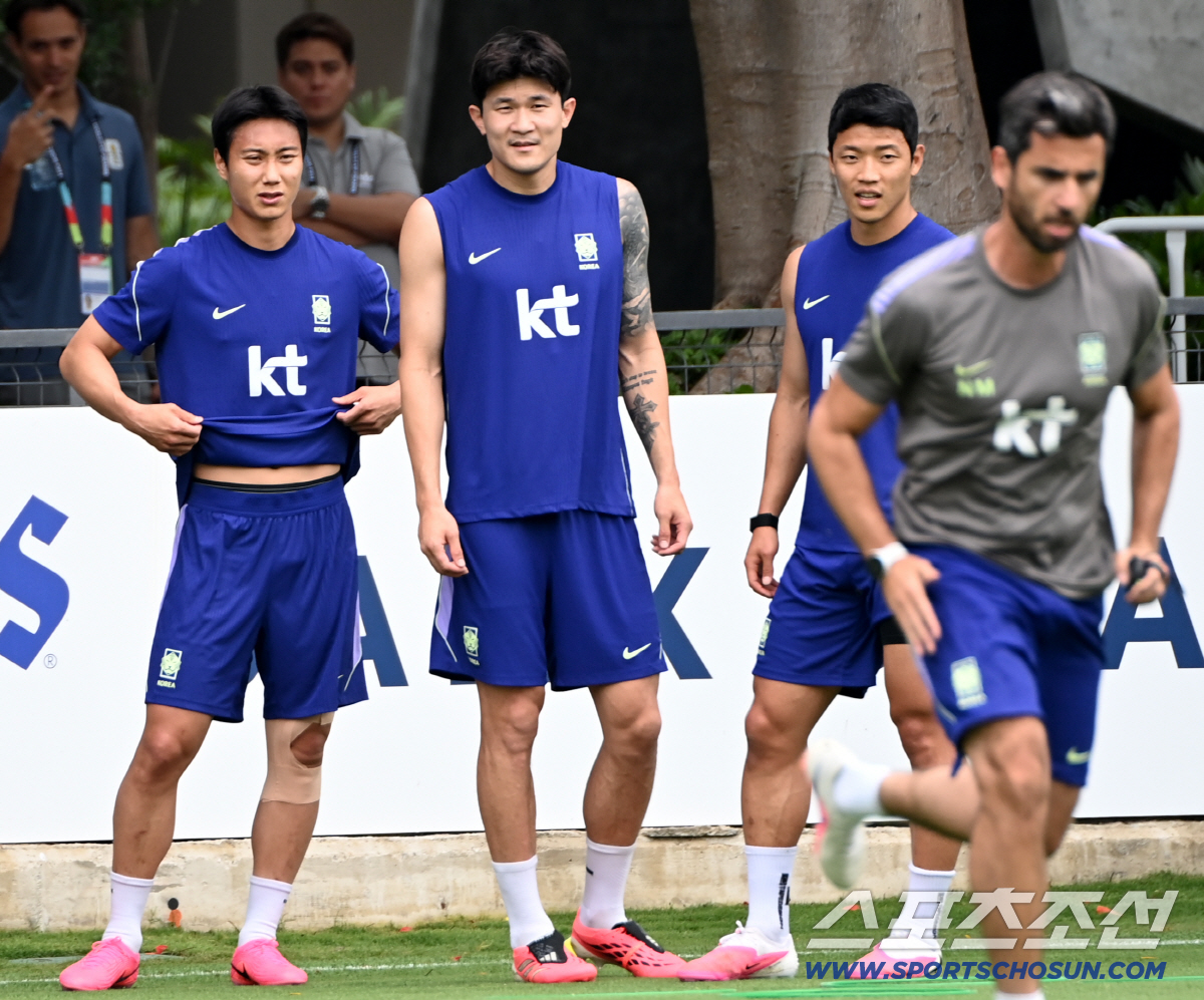 8일(한국시각) 멕시코 과달라하라 인근 사포판 월드컵대표팀 베이스캠프 훈련장 치바스 베르데 바예에서 진행된 대한민국 월드컵 대표팀의 공식 훈련, 백승호 김민재 황희찬이 코칭스태프의 시범을 지켜보고 있다. 사포판(멕시코)=허상욱 기자 wook@sportschosun.com/2026.06.08/