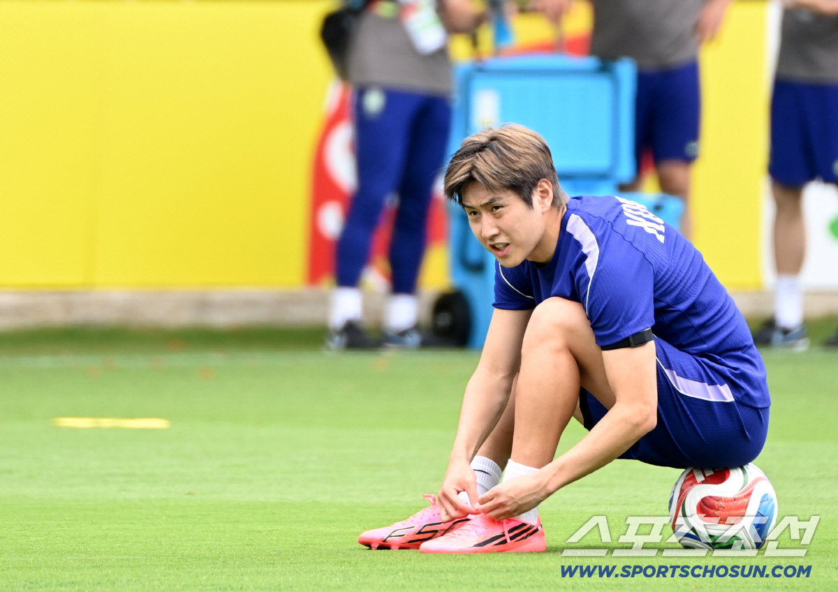 8일(한국시각) 멕시코 과달라하라 인근 사포판 월드컵대표팀 베이스캠프 훈련장 치바스 베르데 바예에서 진행된 대한민국 월드컵 대표팀의 공식 훈련, 이강인이 축구화 끈을 조여메고 있다. 사포판(멕시코)=허상욱 기자 wook@sportschosun.com/2026.06.08/