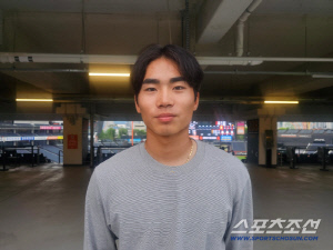 "시간 정말 빠르네요" 1년 전 긴장 가득 고교생…양손 가득 선물, 어엿한 '프로 선배'가 됐다