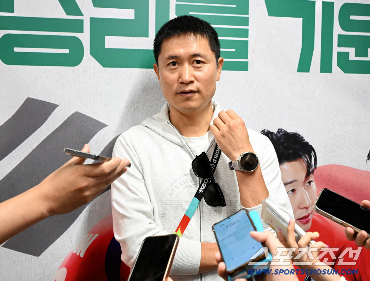 9일(한국시각) 멕시코 과달라하라 인근 사포판 월드컵대표팀 베이스캠프 훈련장 치바스 베르데 바예에서 진행된 대한민국 월드컵 대표팀의 공식 훈련. 훈련장을 찾은 이영표 해설위원이 취재진과 인터뷰를 하고 있다. 사포판(멕시코)=허상욱 기자 wook@sportschosun.com/2026.06.09/