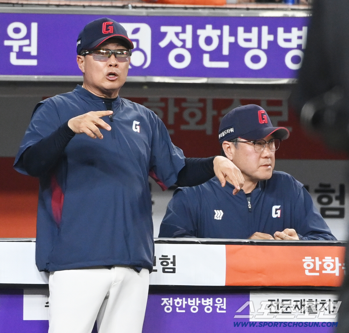 19일 대전한화생명볼파크에서 열린 롯데와 한화의 경기. 4회말 2사 2,3루 이도윤의 내야안타때 김태형 감독이 3루심과 이야기를 하고 있다. 대전=허상욱 기자 wook@sportschosun.com/2026.05.19/