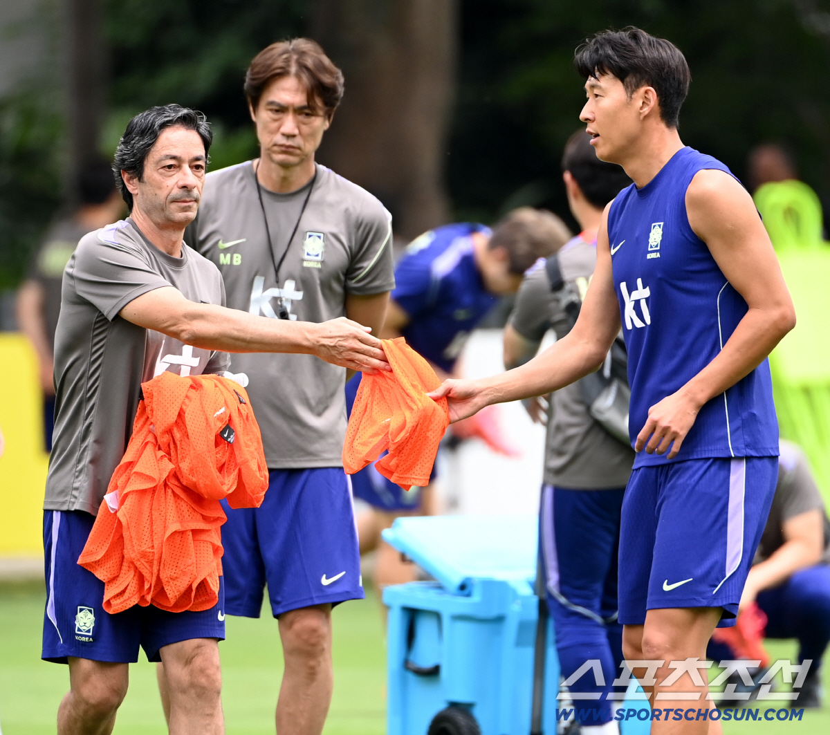 8일(한국시각) 멕시코 과달라하라 인근 사포판 월드컵대표팀 베이스캠프 훈련장 치바스 베르데 바예에서 진행된 대한민국 월드컵 대표팀의 공식 훈련, 손흥민이 조끼를 건네받고 있다. 사포판(멕시코)=허상욱 기자 wook@sportschosun.com/2026.06.08/