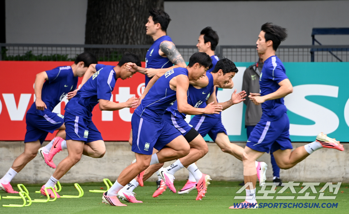 9일(한국시각) 멕시코 과달라하라 인근 사포판 월드컵대표팀 베이스캠프 훈련장 치바스 베르데 바예에서 진행된 대한민국 월드컵 대표팀의 공식 훈련. 손흥민 황희찬 백승호 김문환이 질주하고 있다. 사포판(멕시코)=허상욱 기자 wook@sportschosun.com/2026.06.09/