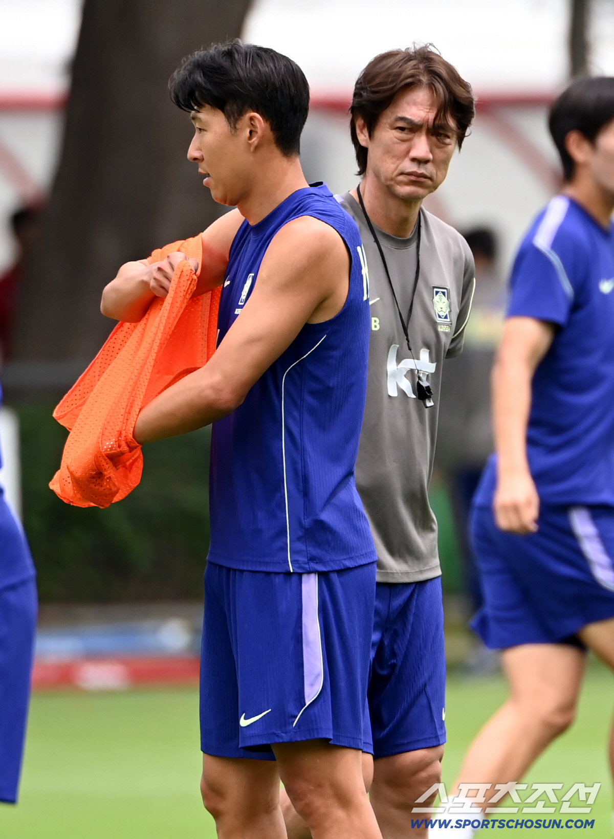 8일(한국시각) 멕시코 과달라하라 인근 사포판 월드컵대표팀 베이스캠프 훈련장 치바스 베르데 바예에서 진행된 대한민국 월드컵 대표팀의 공식 훈련, 홍명보 감독이 조끼를 입는 손흥민의 옆을 지나치고 있다. 사포판(멕시코)=허상욱 기자 wook@sportschosun.com/2026.06.08/