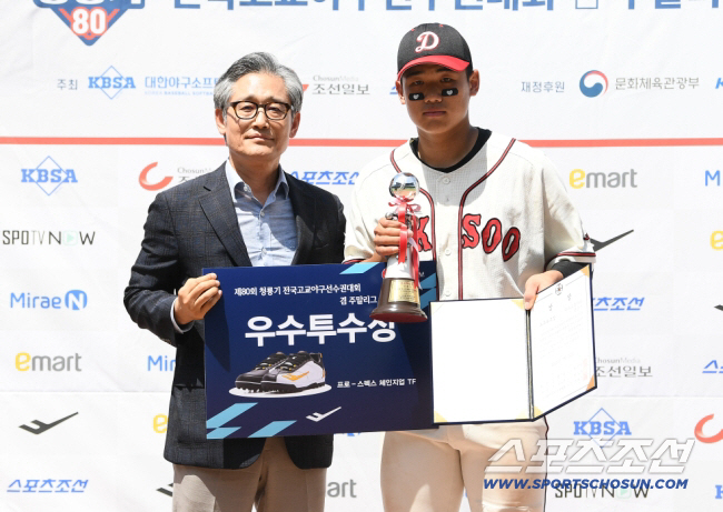 12일 서울 목동구장에서 열린 제80회 청룡기 고교야구선수권 대회 및 주말리그 왕중왕전 부산고와 덕수고의 결승전 후 열린 시상식에서 투수상을 수상한 덕수고 엄원상이 트로피를 들고 있다. 목동=정재근 기자 cjg@sportschosun.com/2025.7.12/