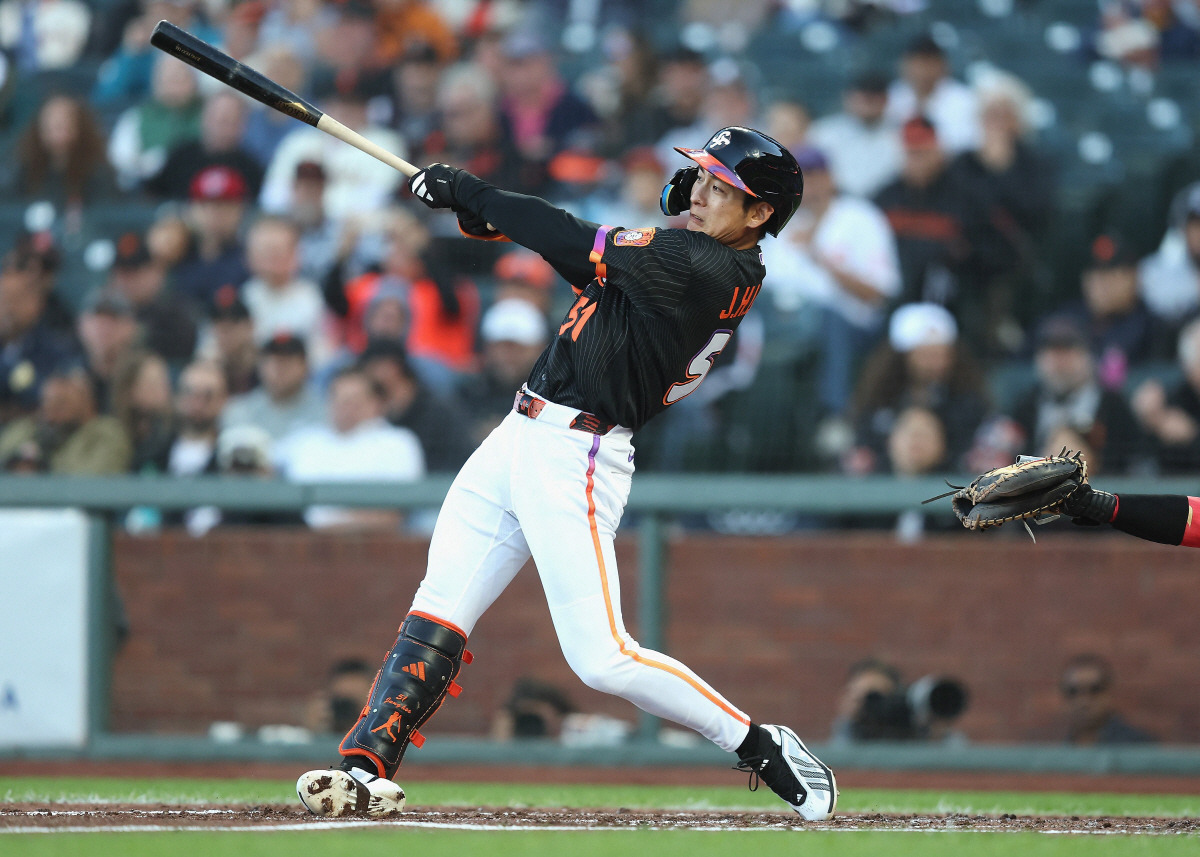 SAN FRANCISCO, CALIFORNIA - JUNE 09: Jung Hoo Lee #51 of the San Francisco Giants hits a single in the bottom of the third inning against the Washington Nationals at Oracle Park on June 09, 2026 in San Francisco, California. Lachlan Cunningham/Getty Images/AFP (Photo by Lachlan Cunningham / GETTY IMAGES NORTH AMERICA / Getty Images via AFP)