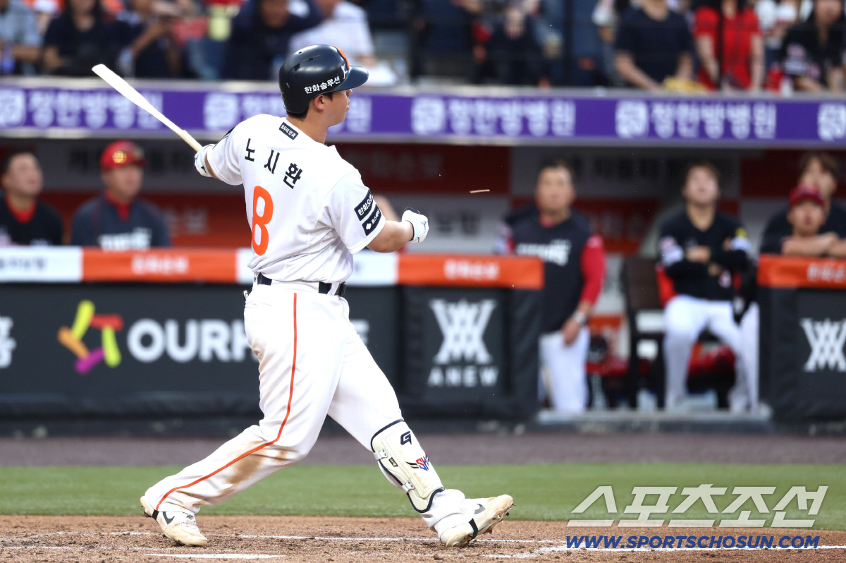 9일 대전 한화생명볼파크에서 열린 한화와 KIA의 경기. 2회 노시환의 부러진 방망이가 KIA 3루 더그아웃으로 날아가고 있다. 대전=송정헌 기자 songs@sportschosun.com/2026.06.09/