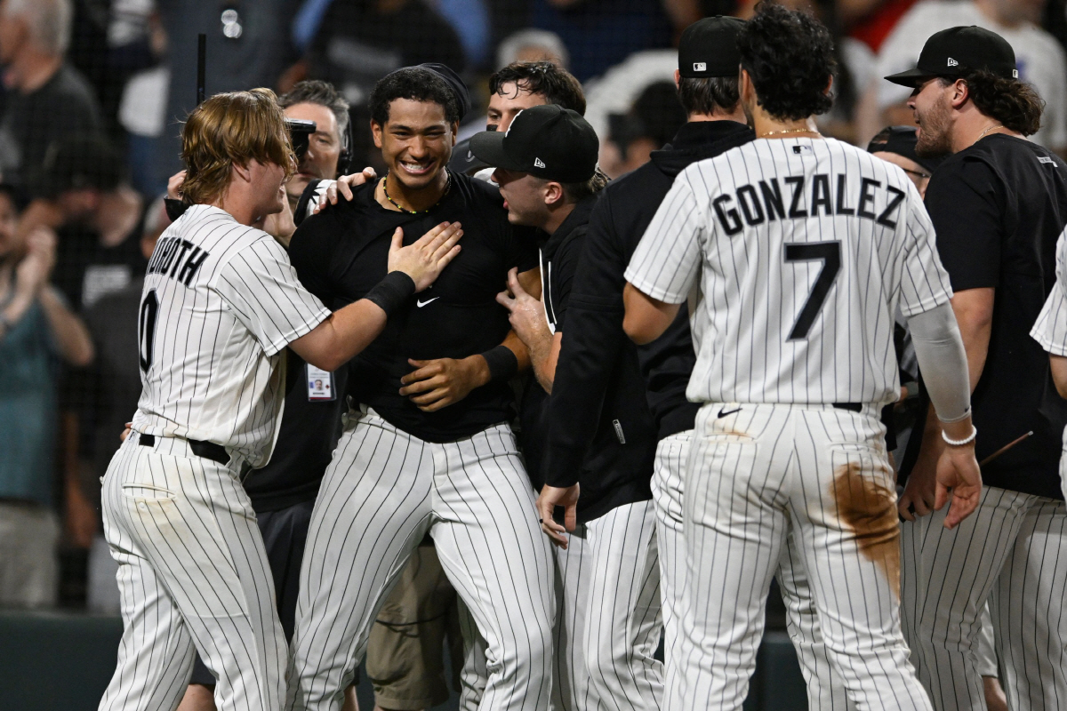 Chicago White Sox's Braden Montgomery celebrates with teammates after hitting a walk-off two-run home run in the 10th inning of a baseball game to defeat the Atlanta Braves in Chicago, Tuesday, June 9, 2026. (AP Photo/Paul Beaty)