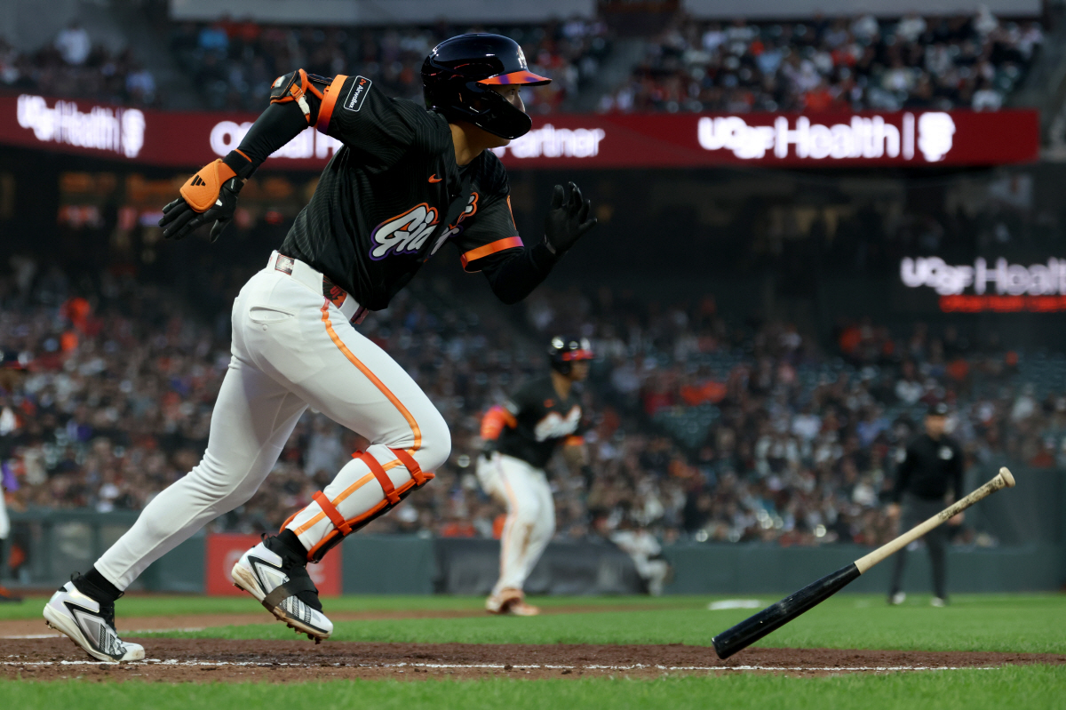 San Francisco Giants ' Jung Hoo Lee runs the bases after hitting a two-run double during the fifth inning of a baseball game against the Washington Nationals in San Francisco, Tuesday, June 9, 2026. (AP Photo/Jed Jacobsohn)