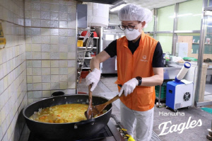 "보이지 않는 곳에…" 이번에는 반찬 나눔 봉사…한화가 연고지에 전한 '온기'