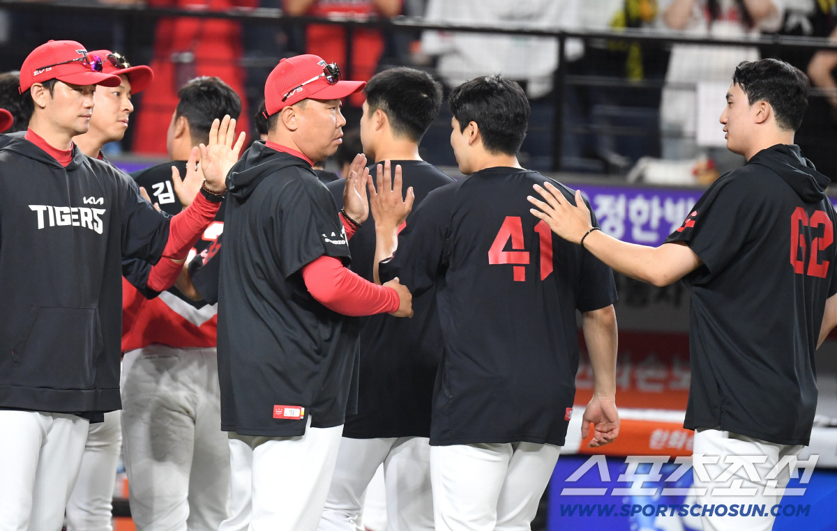 9일 대전 한화생명볼파크에서 열린 한화와 KIA의 경기. KIA가 한화에 승리했다. 황동하와 하이파이브를 나누고 있는 이범호 감독. 대전=송정헌 기자 songs@sportschosun.com/2026.06.09/