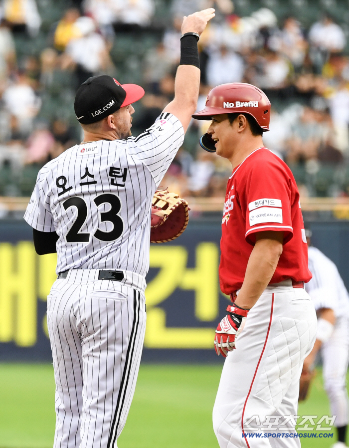 "홈런으로 봤다" vs "명백한 파울" 잠실 폴대 넘은 이적 거포 괴력의 한방, "홈런 됐다면 임찬규 쉽지 않았을 것"