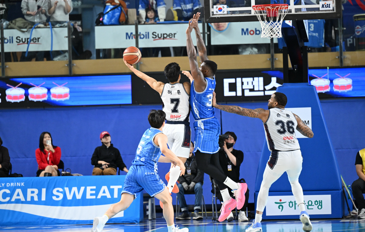 KCC와 가스공사의 경기 장면. 사진제공=KBL