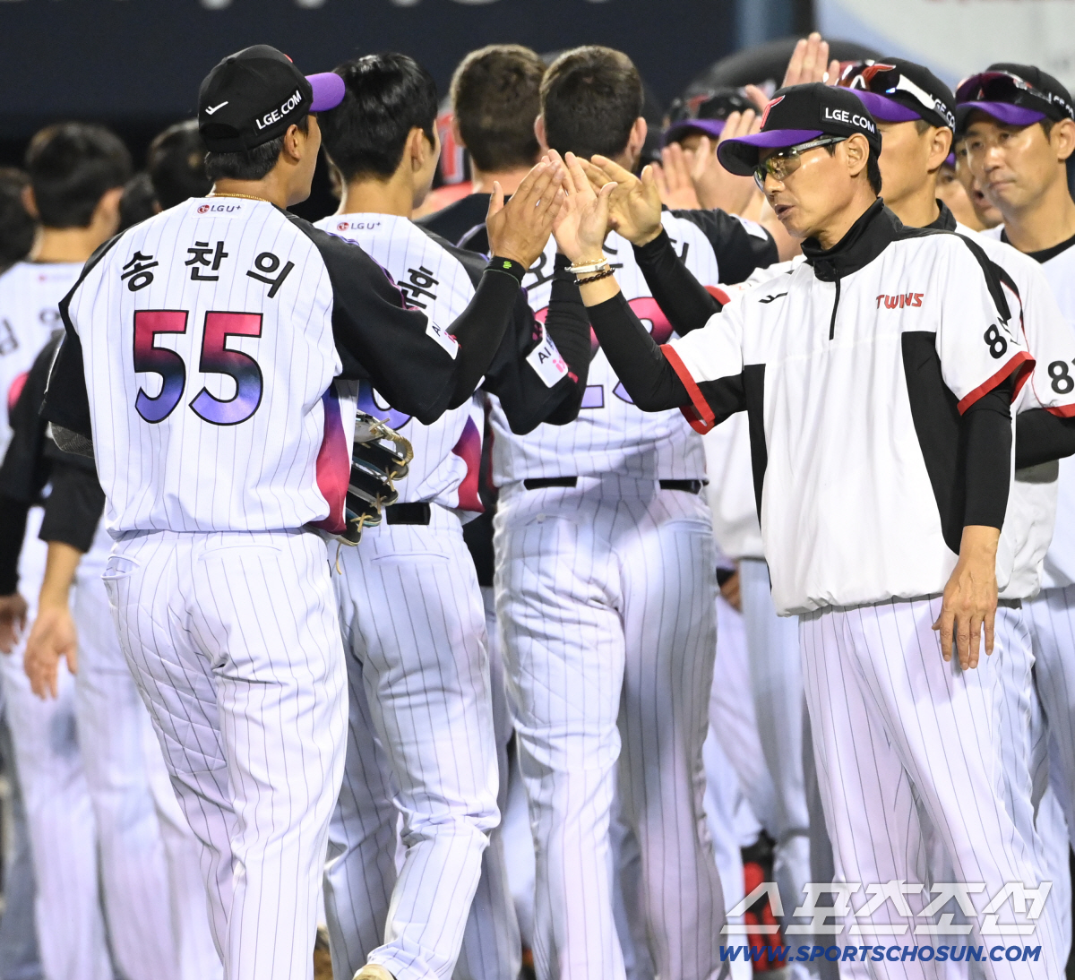 29일 잠실야구장에서 열린 KIA와 LG의 경기. LG가 12대2로 승리했다. 승리의 기쁨을 나누는 염경엽 감독과 송찬의의 모습. 잠실=허상욱 기자 wook@sportschosun.com/2026.05.29/