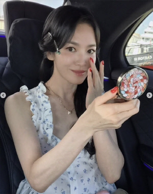 송혜교, 갭차이 없는 '여신 비주얼'…"바다보다 더 눈부시네"