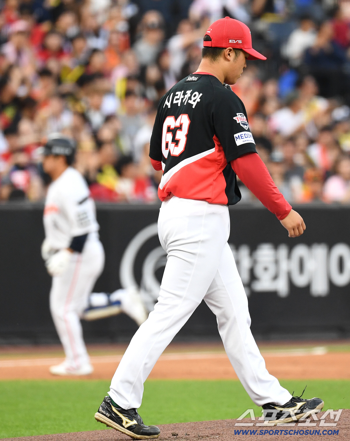 10일 대전 한화생명볼파크에서 열린 한화와 KIA의 경기. 1회말 한화 문현빈이 KIA 시라카와를 상대로 3점 홈런을 날렸다. 문현빈에게 홈런을 허용한 KIA 시라카와. 대전=송정헌 기자 songs@sportschosun.com/2026.06.10/