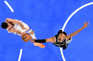 무톰보 소환한 '외계인' 빅터 웸반야마. 70개 돌파! NBA 역대 PO 첫 출전선수 최다 블록슛