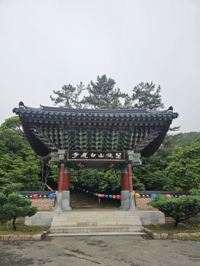 ◇Gangjin Baengnyeonsa Temple is near Dasan Chodang. It can be reached easily by following the trekking route or by car. Photo=Kim Se-hyung