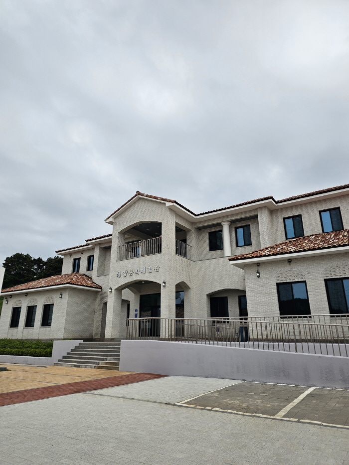 The Godaedo Marine Culture Experience Center in Boryeong-si was created by repurposing a former school site. For visitors from outside the area, it