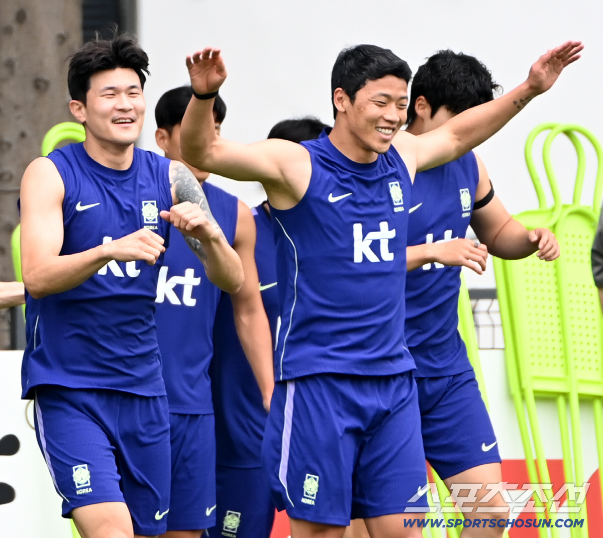 8일(한국시각) 멕시코 과달라하라 인근 사포판 월드컵대표팀 베이스캠프 훈련장 치바스 베르데 바예에서 진행된 대한민국 월드컵 대표팀의 공식 훈련, 김민재와 황희찬이 밝은 모습으로 훈련을 펼치고 있다. 사포판(멕시코)=허상욱 기자 wook@sportschosun.com/2026.06.08/