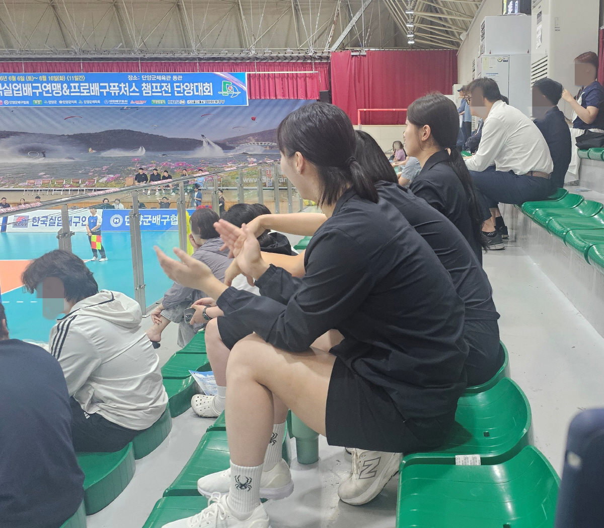 10일 단양체육관에서 열린 '026 한국실업배구연맹·프로배구 퓨처스 챔프전 단양대회'현대건설전을 지켜보는 유서연 최가은 등 GS칼텍스 선수들. 단양=이종서 기자