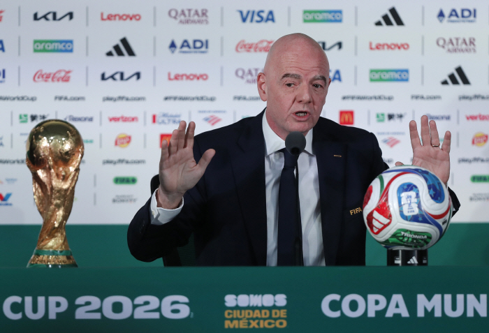 "진정하고 릴랙스하라고?" FIFA 회장, 소말리아 심판 추방 관련 기자회견 발언에 팬-미디어 극대노[북중미월드컵 D-1]