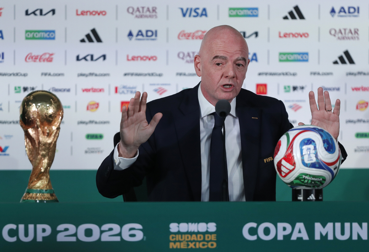 "진정하고 릴랙스하라고?" FIFA 회장, 소말리아 심판 추방 관련 기자회견 발언에 팬-미디어 극대노[북중미월드컵 D-1]