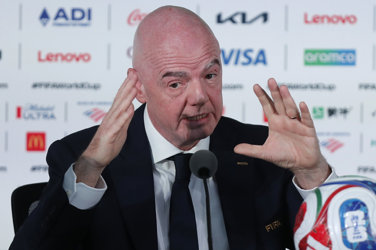 "진정하고 릴랙스하라고?" FIFA 회장, 소말리아 심판 추방 관련 기자회견 발언에 팬-미디어 극대노[북중미월드컵 D-1]