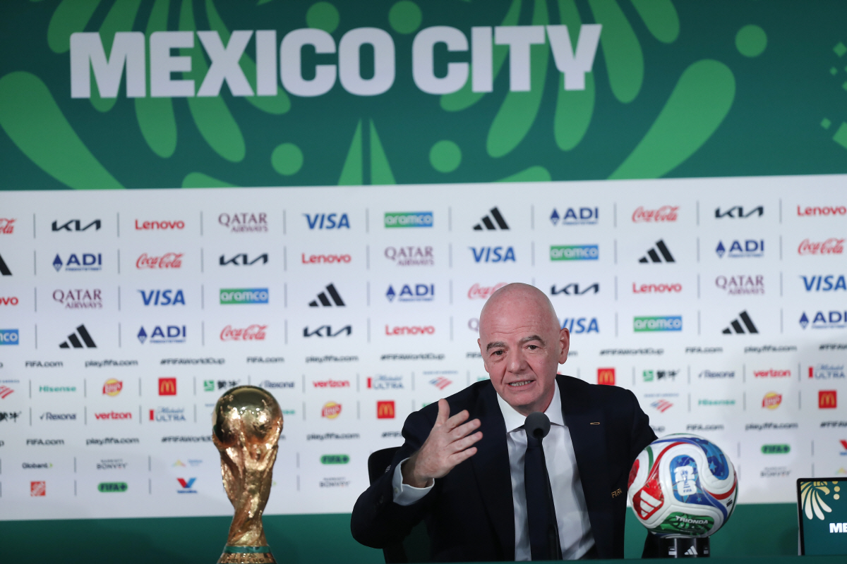 "진정하고 릴랙스하라고?" FIFA 회장, 소말리아 심판 추방 관련 기자회견 발언에 팬-미디어 극대노[북중미월드컵 D-1]