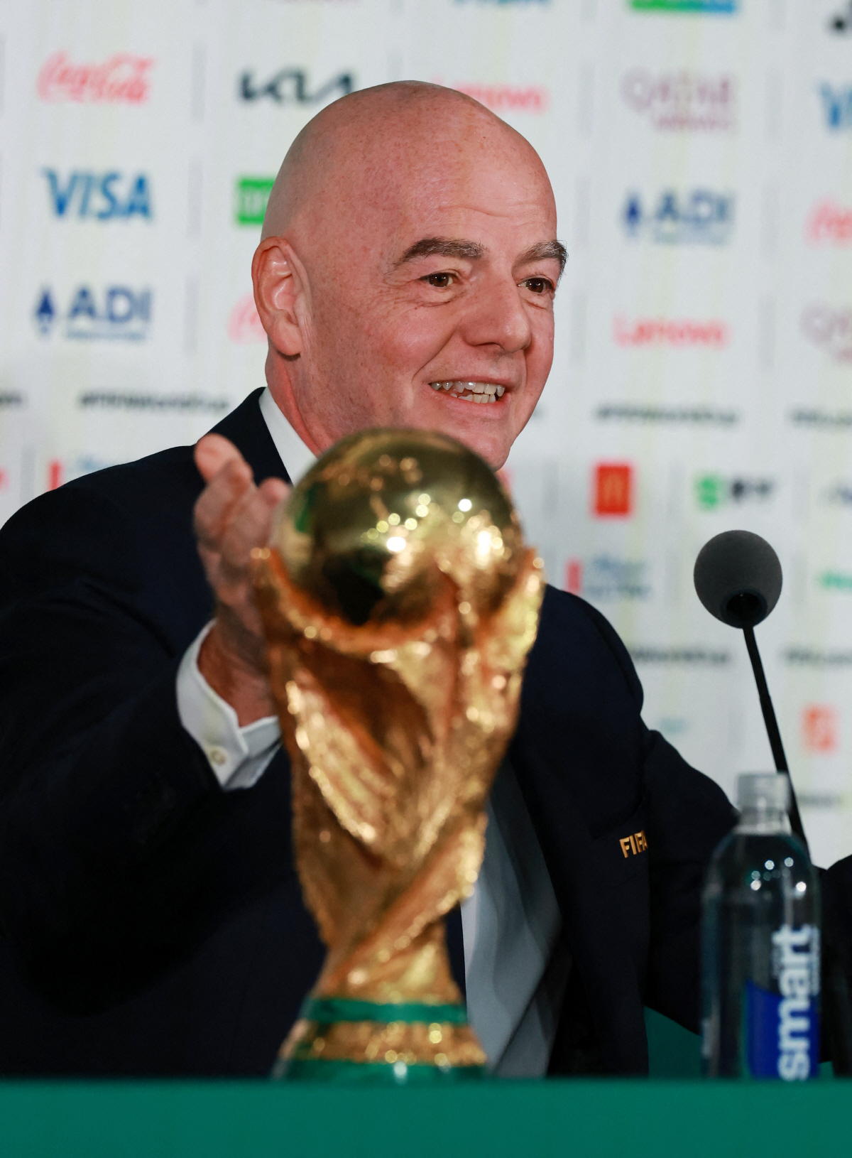 "진정하고 릴랙스하라고?" FIFA 회장, 소말리아 심판 추방 관련 기자회견 발언에 팬-미디어 극대노[북중미월드컵 D-1]