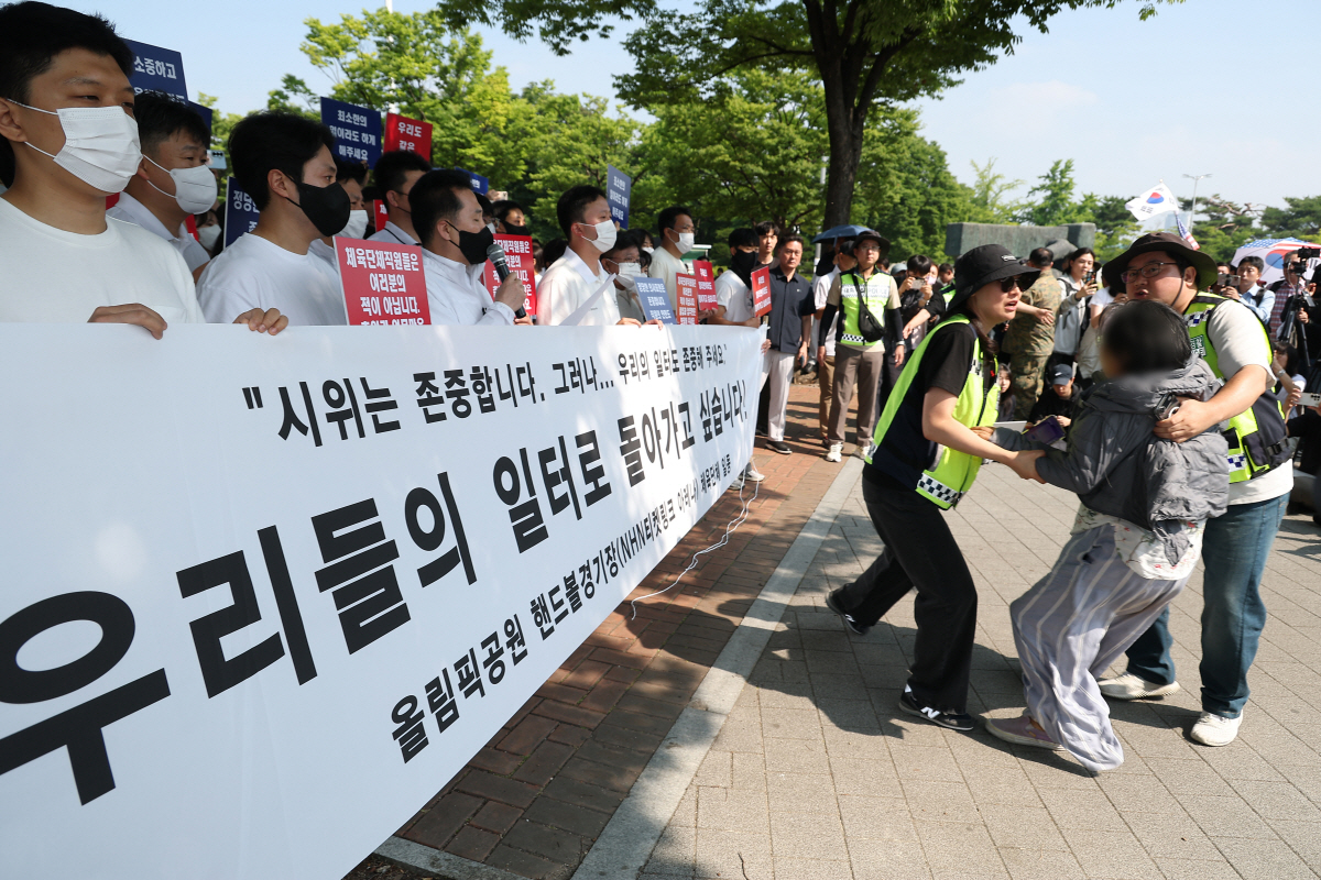 정상화 호소 기자회견…항의 나선 봉쇄 시위 참가자