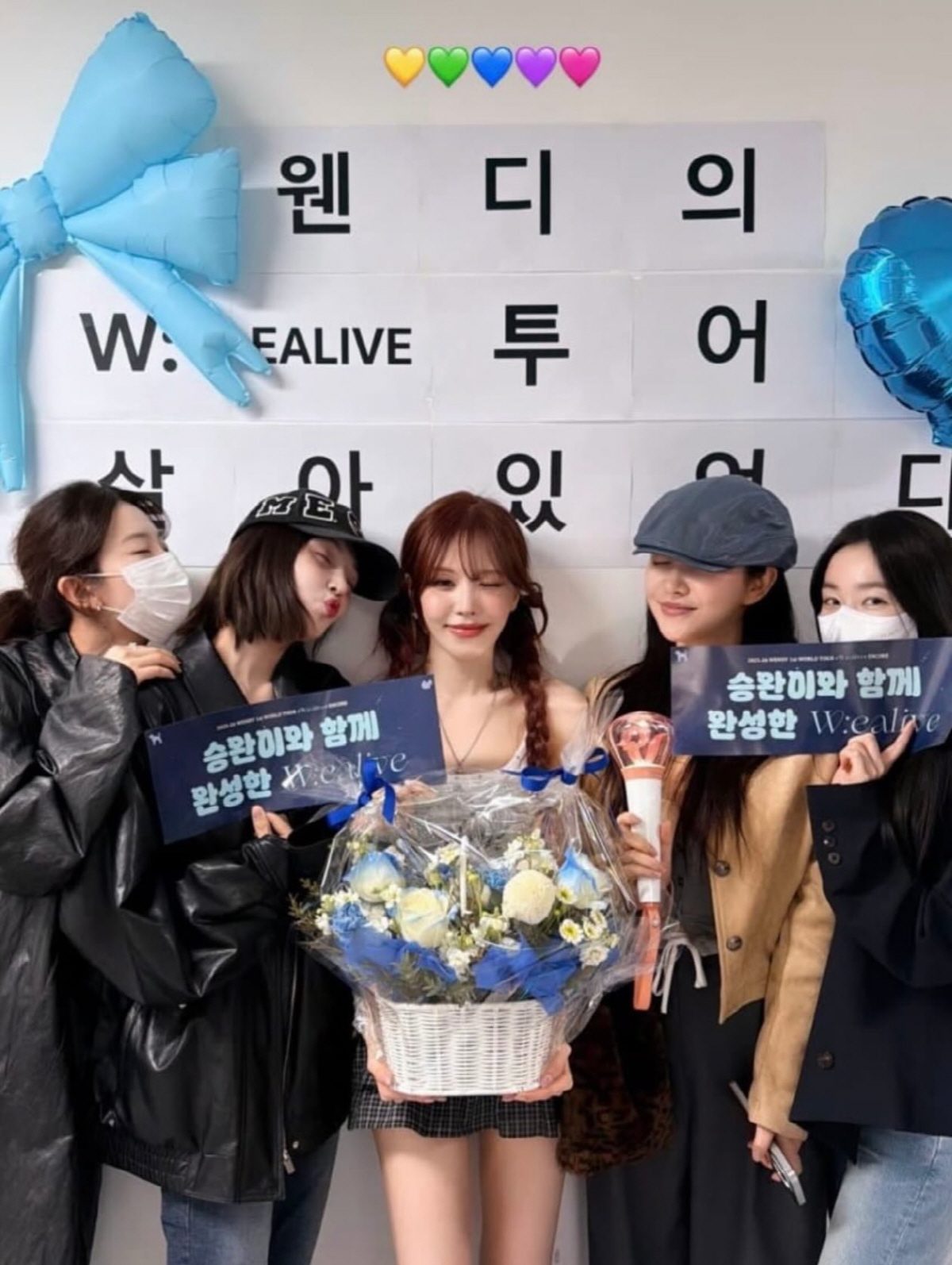 레드벨벳 멤버들이 지난 3월 웬디 솔로 콘서트에서 완전체로 회동했다. 멤버 슬기, 조이, 웬디, 예리, 아이린(왼쪽부터). 사진출처=웬디 SNS