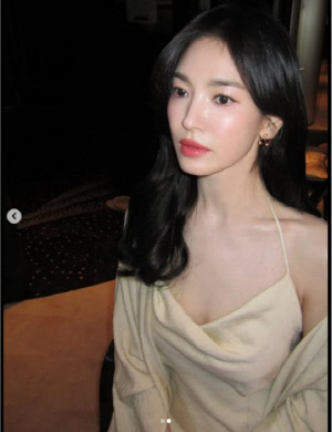송혜교, 홀터넥 드레스 한 장으로 올킬···쇄골부터 피부까지 '레전드'