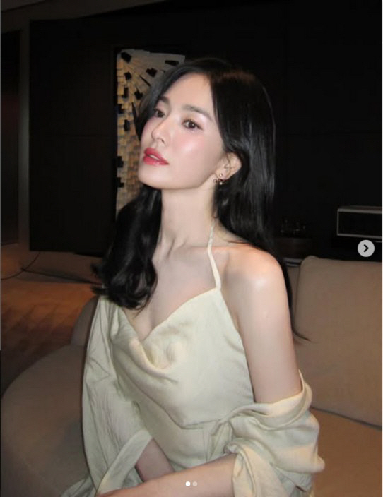 송혜교, 홀터넥 드레스 한 장으로 올킬···쇄골부터 피부까지 '레전드'