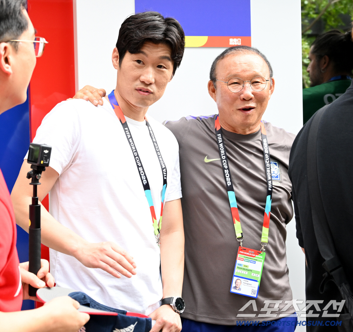 11일(한국시각) 멕시코 과달라하라 인근 사포판 월드컵대표팀 베이스캠프 훈련장 치바스 베르데 바예에서 진행된 대한민국 월드컵 대표팀의 공식 훈련. 훈련장을 찾은 박지성 해설위원이 박항서 대한축구협회 월드컵 지원단장과 인사를 나누고 있다. 사포판(멕시코)=허상욱 기자 wook@sportschosun.com/2026.06.09/