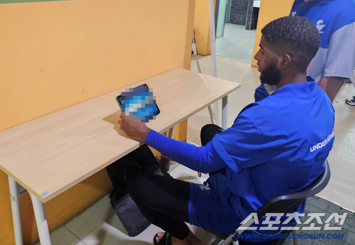 올스타전 투표중인 삼성 디아즈. 투표결과가 노출돼 모자이크 처리했다. 김영록 기자