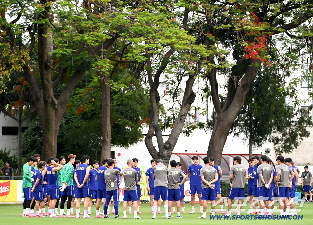 8일(한국시각) 멕시코 과달라하라 인근 사포판 월드컵대표팀 베이스캠프 훈련장 치바스 베르데 바예에서 진행된 대한민국 월드컵 대표팀의 공식 훈련, 홍명보 감독과 선수들이 미팅을 갖고 있다. 사포판(멕시코)=허상욱 기자 wook@sportschosun.com/2026.06.08/
