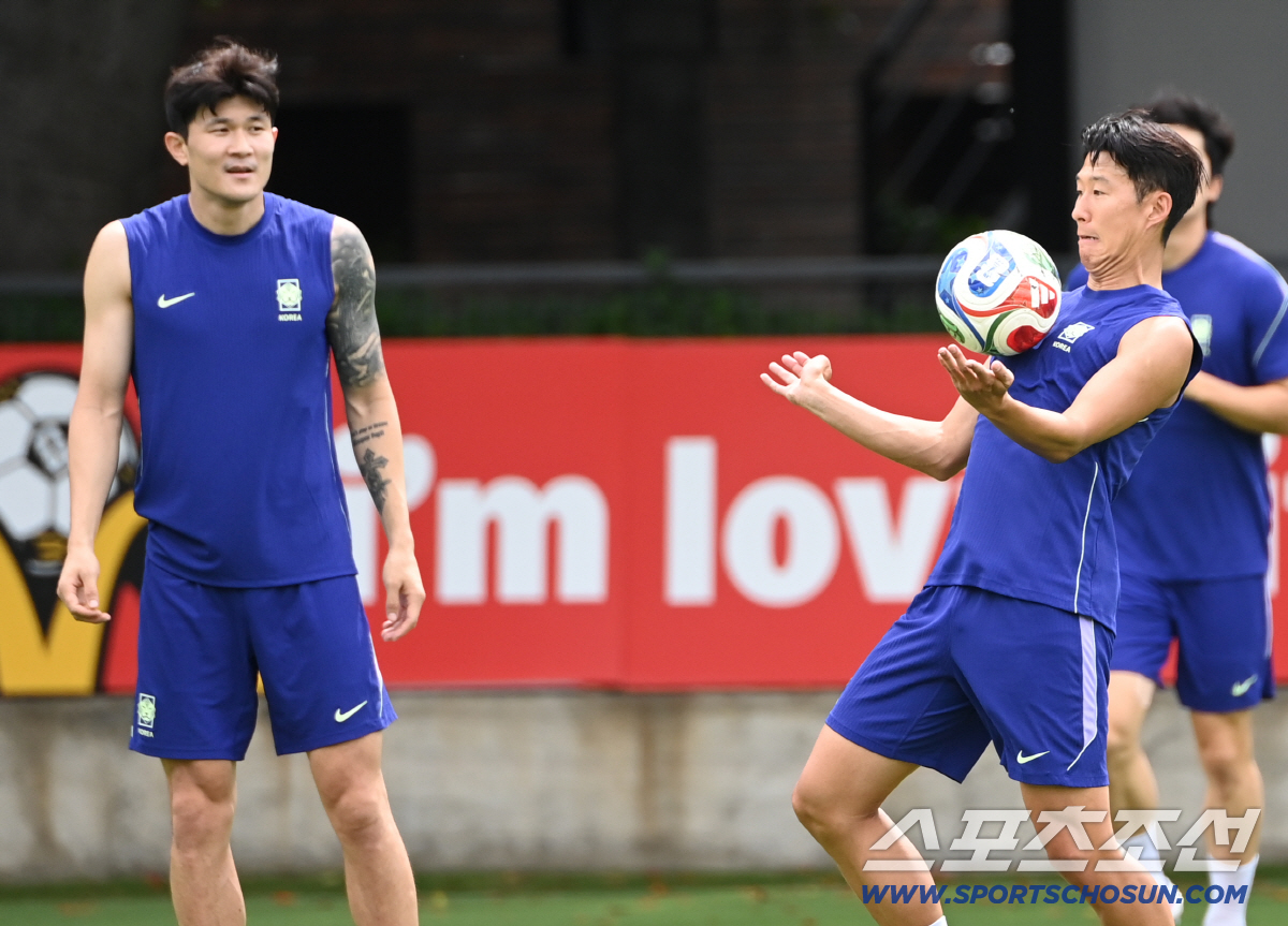7일(한국시각) 멕시코 과달라하라의 대표팀 베이스캠프 훈련장인 치바스 베르데 바예에서 진행된 대한민국 월드컵 대표팀의 공식 훈련, 손흥민과 김민재가 패스게임을 하고 있다. 과달라하라(멕시코)=허상욱 기자 wook@sportschosun.com/2026.06.07/