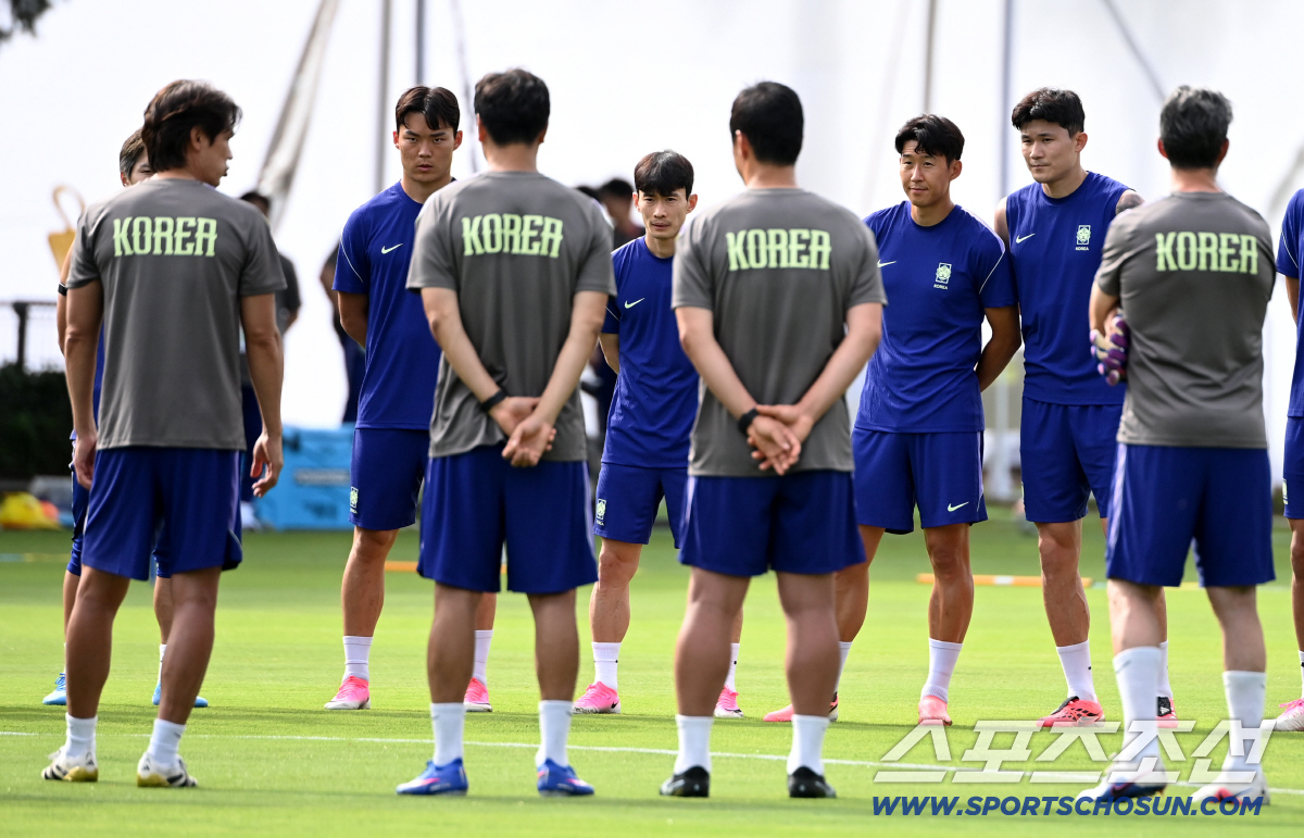 11일(한국시각) 멕시코 과달라하라 인근 사포판 월드컵대표팀 베이스캠프 훈련장 치바스 베르데 바예에서 진행된 대한민국 월드컵 대표팀의 공식 훈련. 선수들이 훈련 전 홍명보 감독의 이야기에 집중하고 있다. 사포판(멕시코)=허상욱 기자 wook@sportschosun.com/2026.06.11/